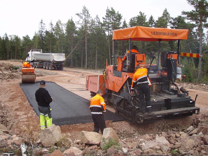 paborjat asfaltering av ravgrand.JPG - Påbörjat asfaltering.